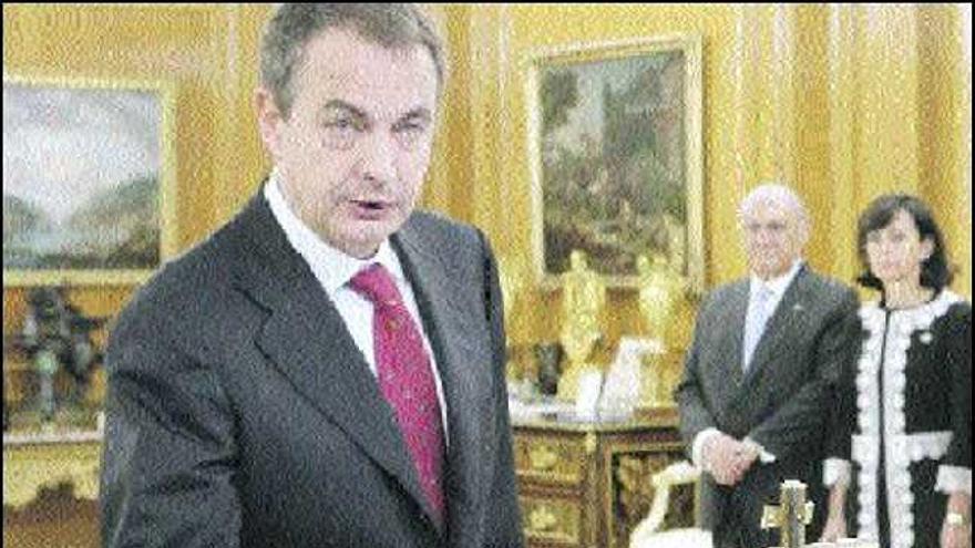 Zapatero, ayer, prometiendo su cargo ante el Rey, en el acto celebrado en el palacio de la Zarzuela.