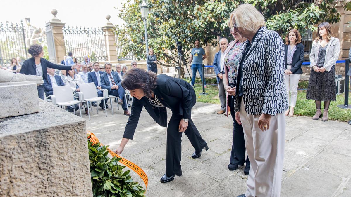 La presidenta del Parlament, Anna Erra, durante el homenaje a las víctimas del franquismo