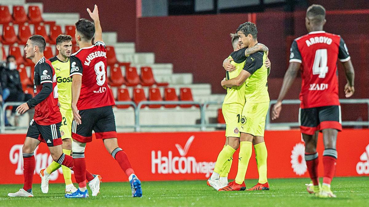 Aleix Garcia i Bernardo s’abracen just quan l’àrbitre xiula el final del partit. | LOF