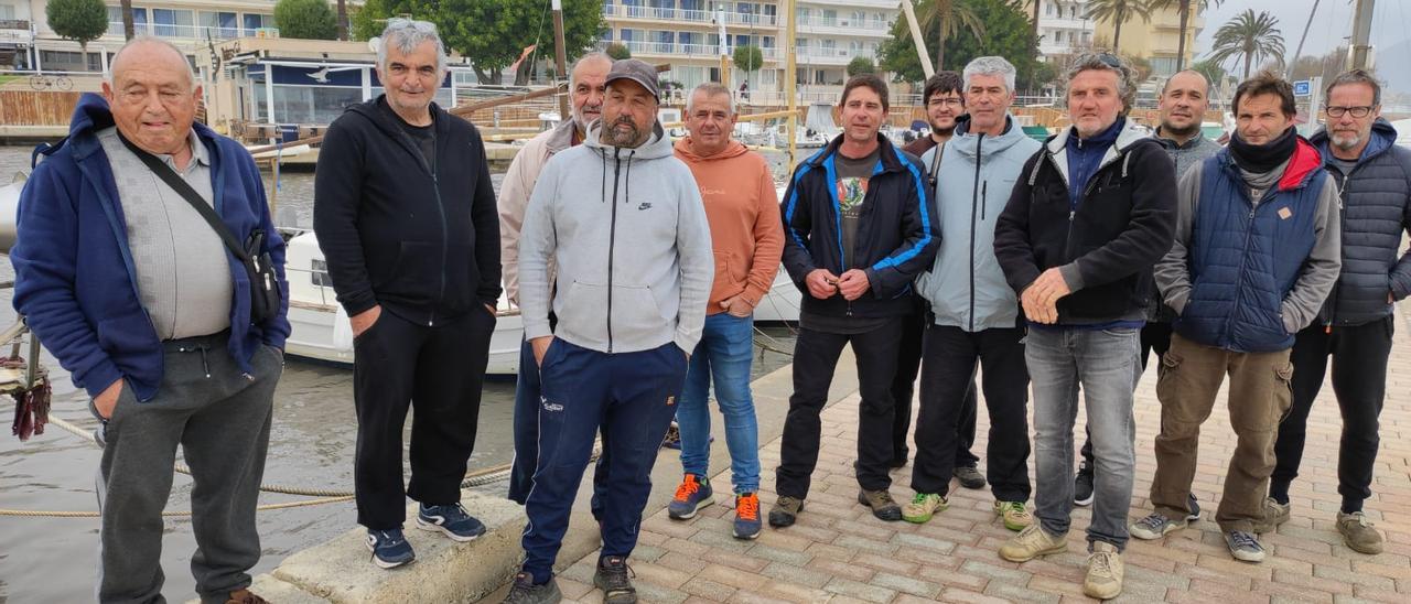 Los pescadores se han concentrado este miércoles en el puerto para denunciar la situación.