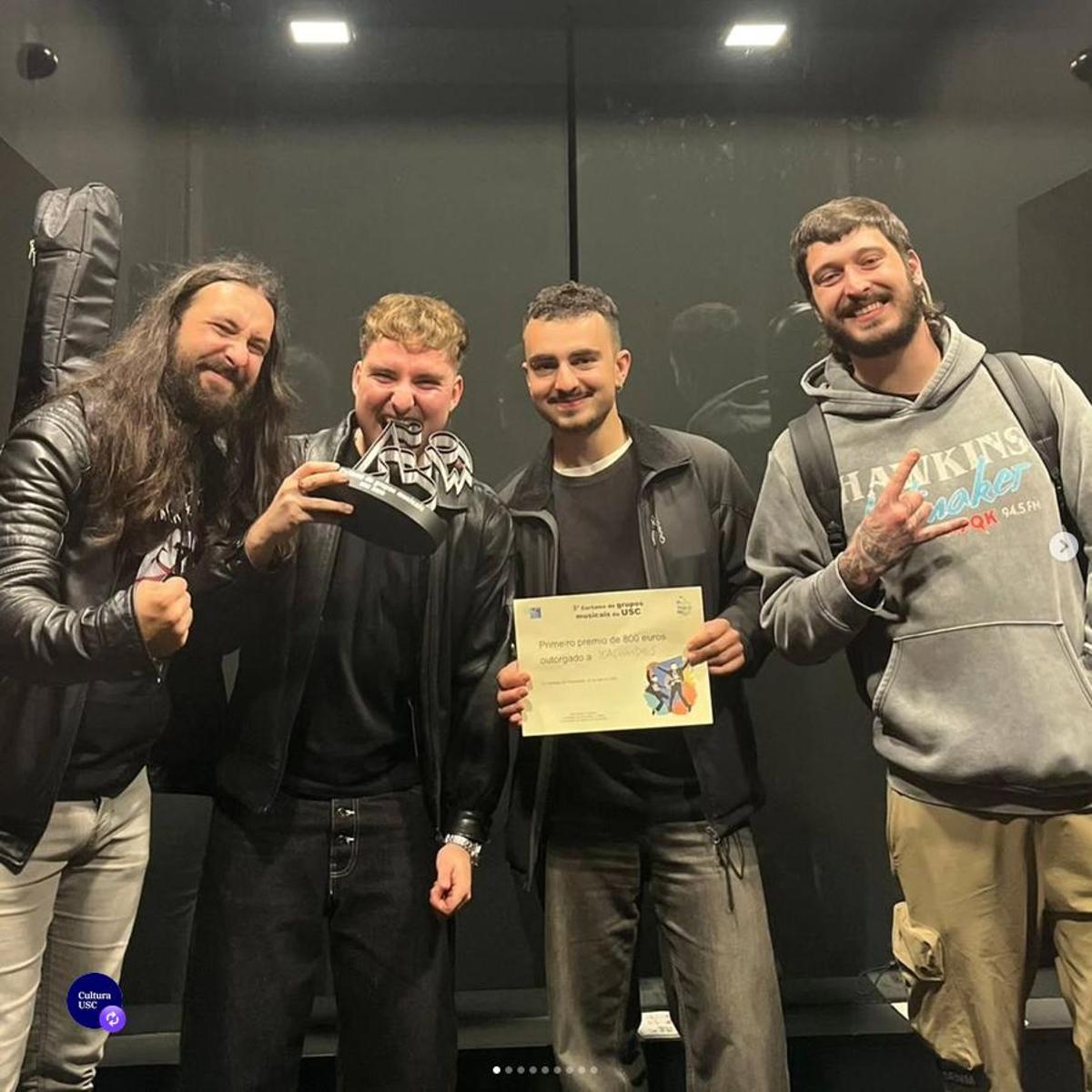 Xalundes con su premio en el certamen musical de la USC.
