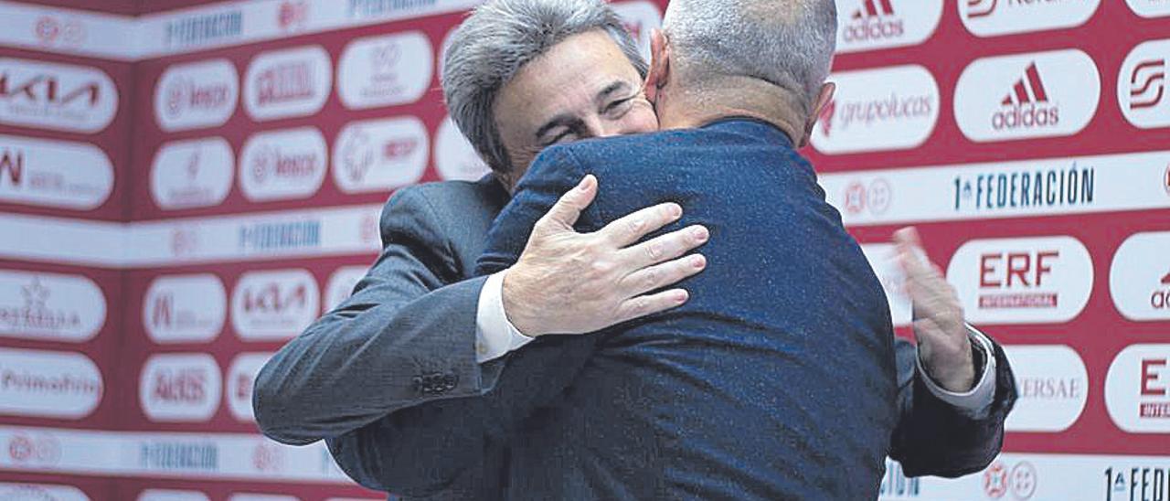 Abrazo entre Felipe Moreno y Agustín Ramos.