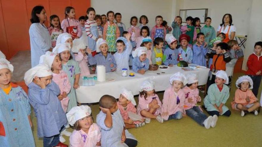 Escolares del Valle Inclán en una clase de cocina saludable. / víctor echave