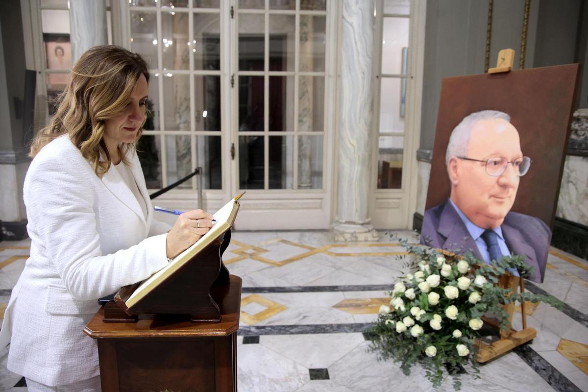 Catalá firma en el libro de condolencias por Ricard Pérez Casado