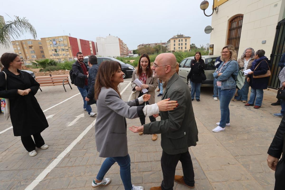 La ministra Rego saluda al presediente de la Fampa esta mañana en Benetússer.