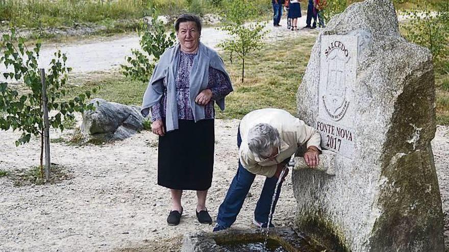 Una fuente creada por la Comunidad de Montes de Salcedo. // R.V.