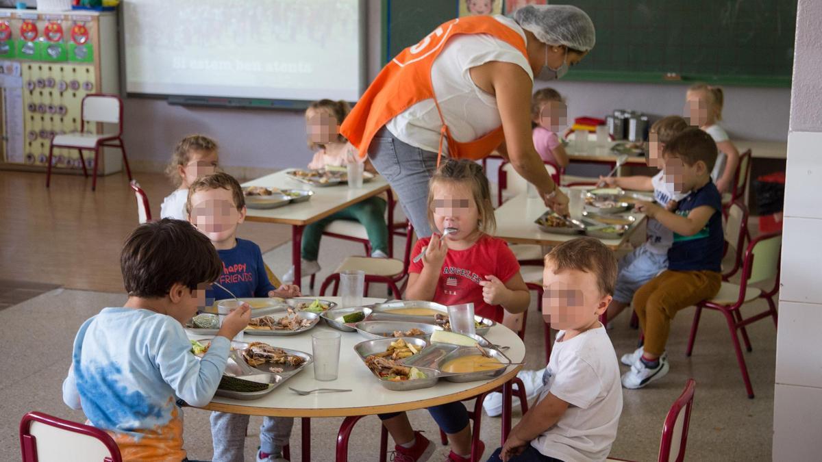 Los alumnos de Infantil comen en su propia aula para evitar contagios en el colegio El Palmeral. 