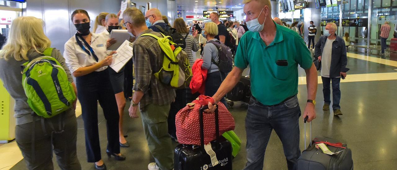 Pasajeros extranjeros a su llegada, ayer, al aeropuerto de Gran Canaria.