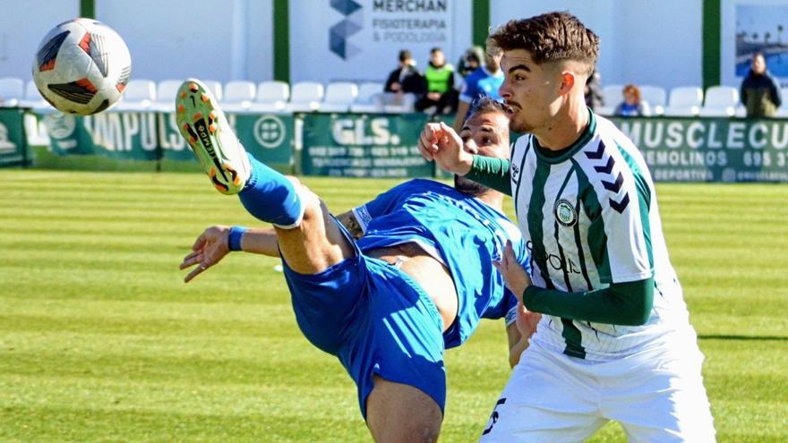 El Vélez asalta El Pozuelo y se afianza en la lucha por ascender