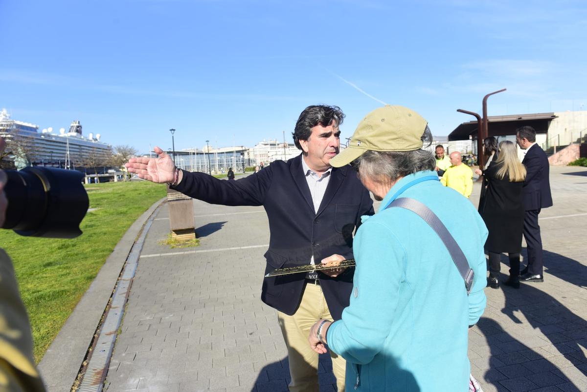 Fernández Prado ofrece explicaciones sobre la campaña de sensibilización para evitar arrojar desperdicios al mar.