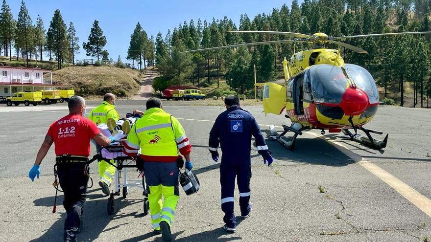 El equipo sanitario tras valorar al accidentado lo traslada al helicóptero medicalizado