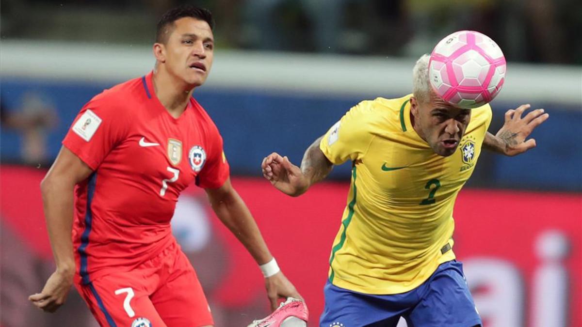 Alves le ganó la partida a Alexis en el Brasil-Chile