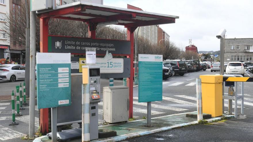 Entrada al aparcamiento de la estación de tren de A Coruña. |   // CARLOS PARDELLAS