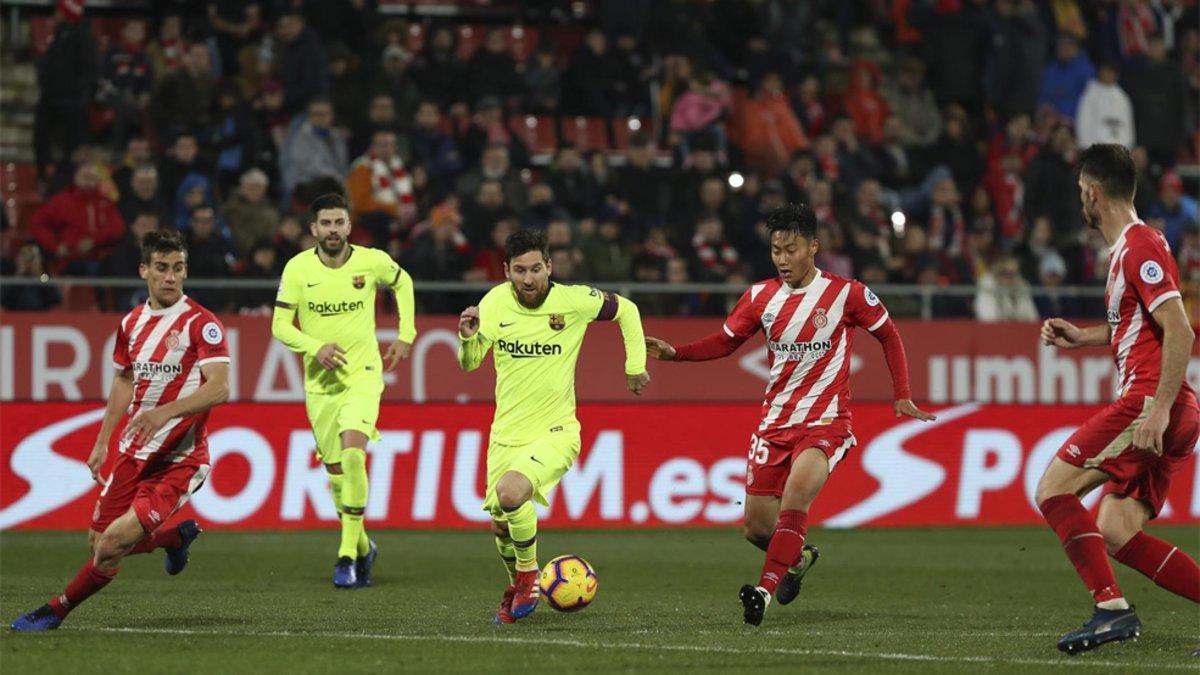 Pere Pons, Gerard Piqué, Leo Messi y Paik Seung-Ho en una acción del Girona-Barça de la Liga 2018/19