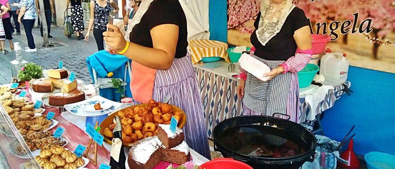 Àngela Tomàs en su puesto de buñuelos.