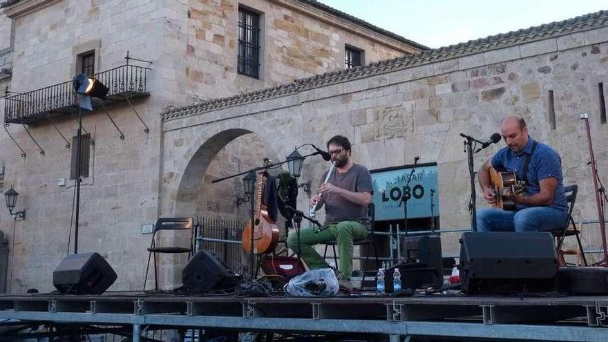 Actuación, ayer, en el marco de la XXV Muestra de Folklore en la plaza de la Catedral.