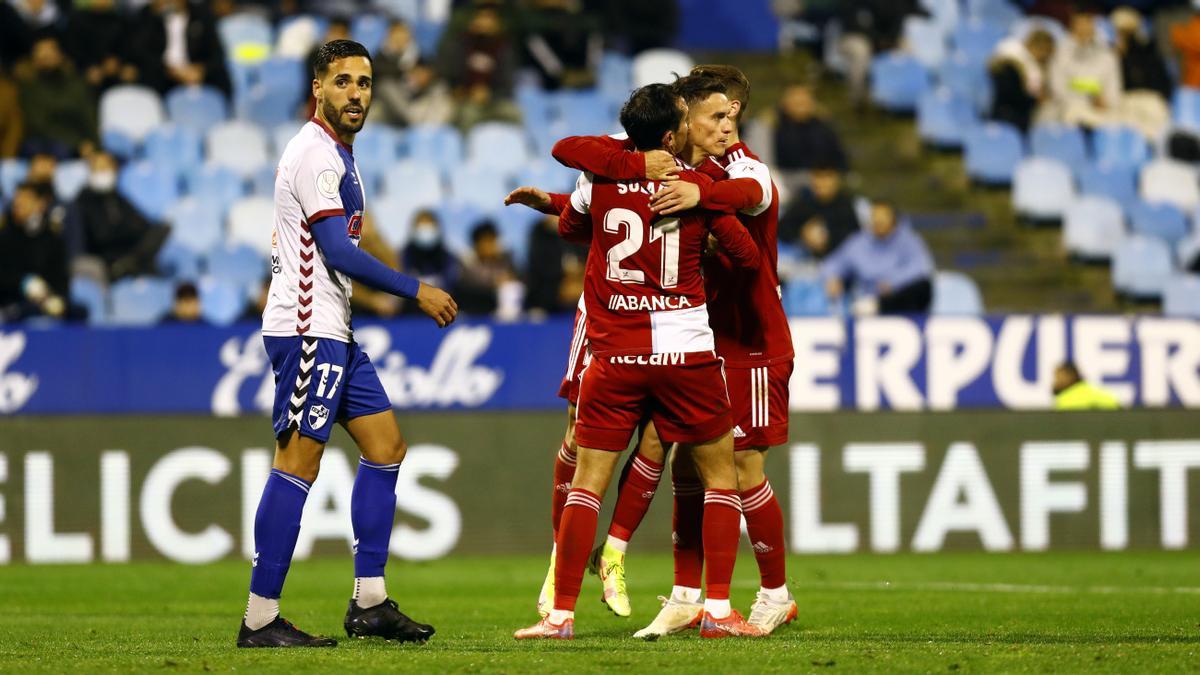 Ayoze, con gesto contrariado mientras varios jugadores del Celta celebran uno de los goles.