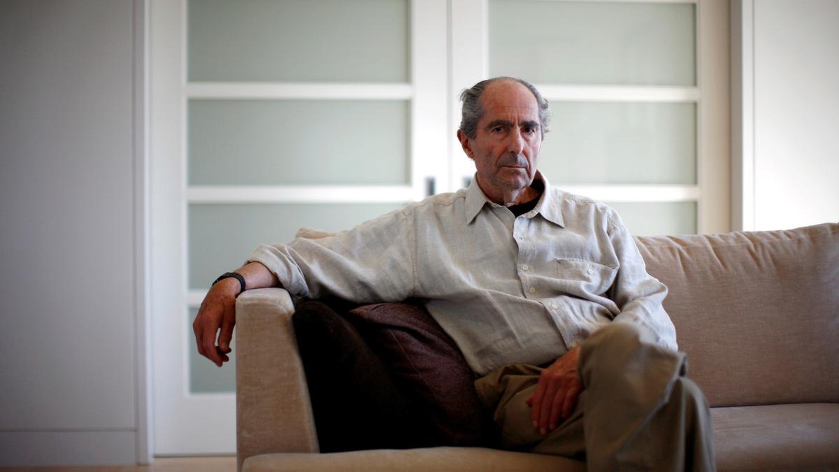 Philip Roth posa en su casa de Nueva York, en 2010.