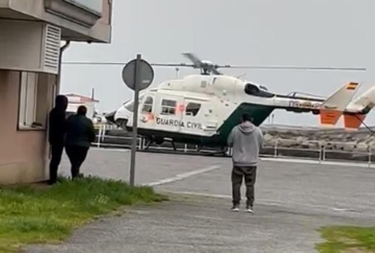 Helicóptero de la Guardia Civil desplegado por el hallazgo de un narcosubmarino