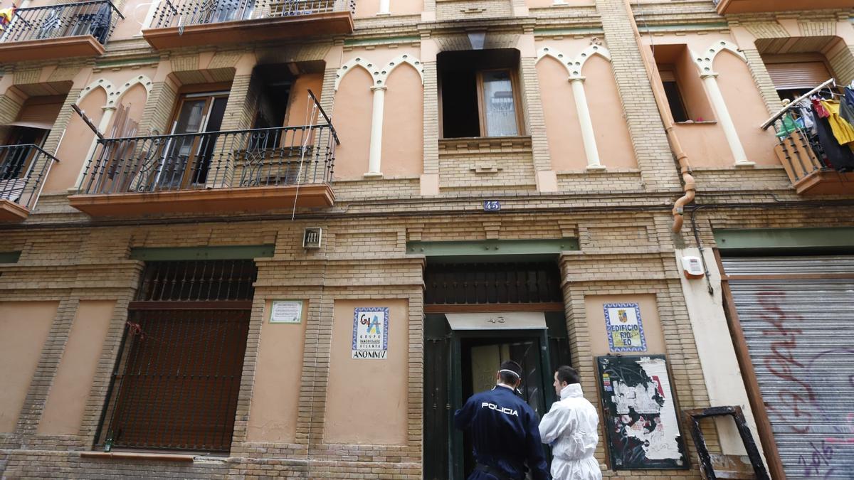 Técnicos del Ayuntamiento de Zaragoza y agentes de la Policía Judical han inspeccionado el edificio esta mañana.