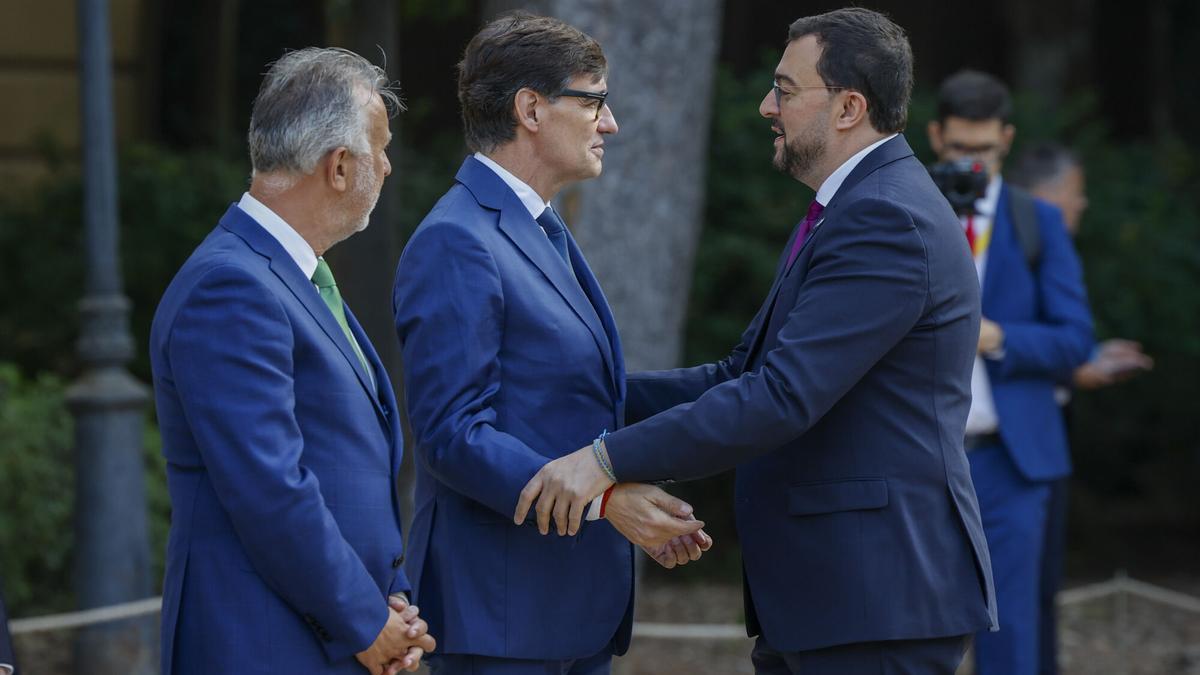 BARCELONA, 06/06/2025.- El presidente de la Generalitat de Catalunya, Salvador Illa (c), y el ministro de Política Territorial y Administración Pública, Ángel Víctor Torres (i), reciben al presidente del Principado de Asturias, Adrián Barbón (d), a su llegada a la XXVIII Conferencia de Presidentes que se celebra este viernes en el Palau de Pedralbes, en Barcelona. EFE/ Alberto Estevez