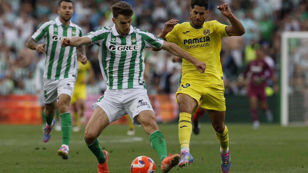 Diego Llorente disputa un balón ante Ayoze Pérez durante el partido de LaLiga EA Sports, entre el Real Betis Balompié y el Villarreal CF, en el estadio Benito Villamarín.