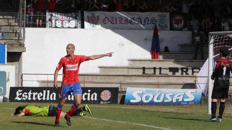 El delantero del Ourense Óscar Martínez celebra su primer gol ante el Logroñés, ayer en O Couto. // Jesús Regal