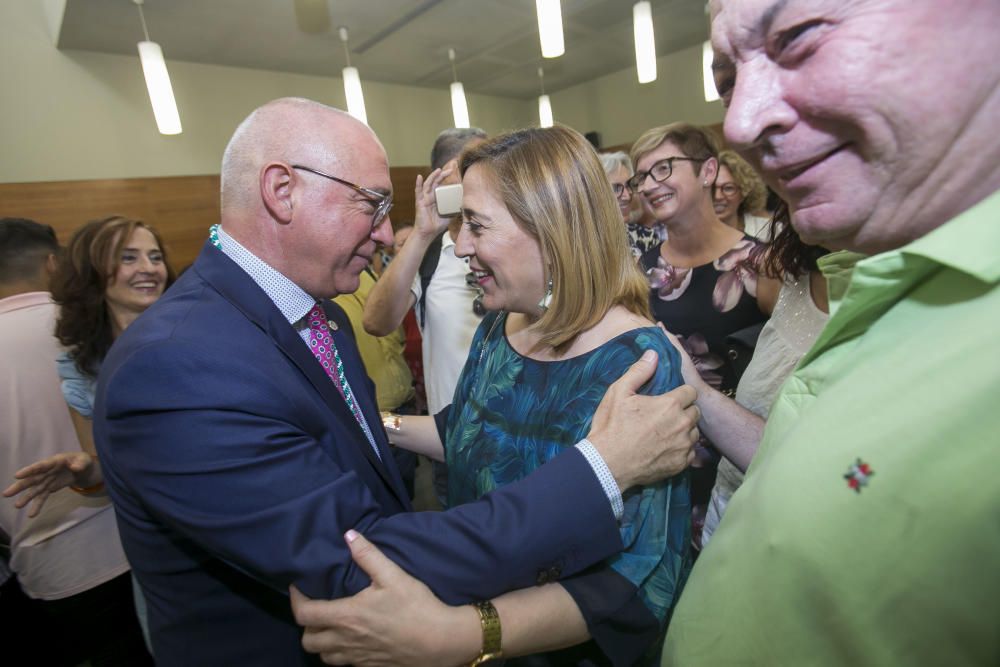 Cientos de personas abarrotan la sala de plenos y el hall para asistir a la constitución del Ayuntamiento con siete grupos políticos