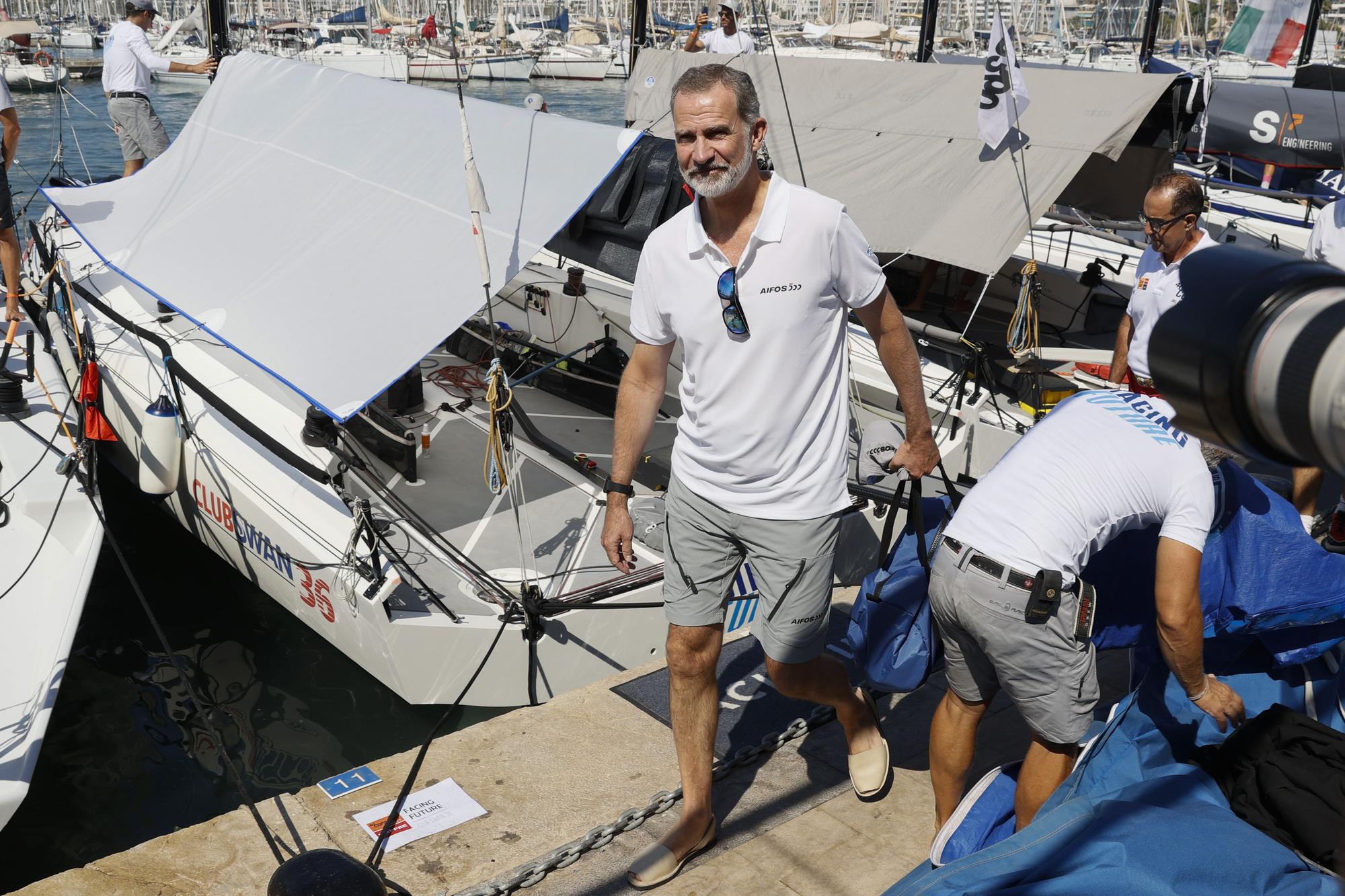 Felipe VI se pone al mando del Aifos 500 en la primera regata de la Copa del Rey