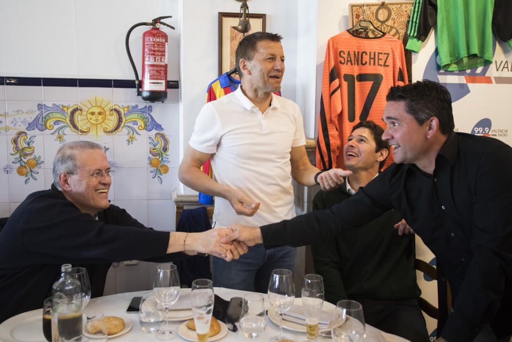 El empresario Pepe Barberá organizó ayer una comida por el Centenario del Valencia con más de 100 exjugadores y exdirectivos de distintas generaciones: Saura, Roberto Gil, los hermanos Claramunt, Forment, Tatono, Paquito, Zigic, Carboni... (en la imagen, Juan Sánchez saluda a Juan Martín Queralt ante Bartual y Llorente).