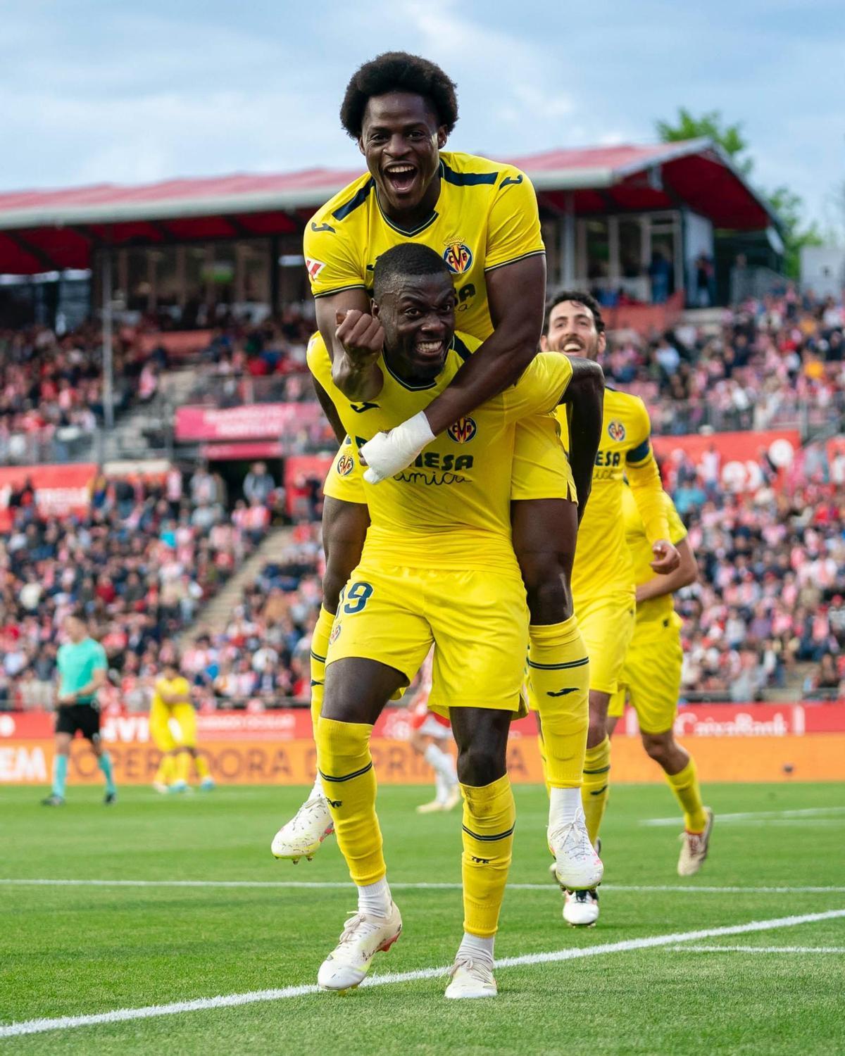 Nicolas Pepe carga con Etta Eyong tras el gol del camerunés en Girona, que valió el triunfo del Villarreal.