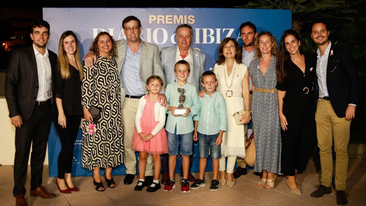 Mayol, acompañado de su familia, incluyendo a sus nietos, posa en el ‘photocall’ de los premiados.