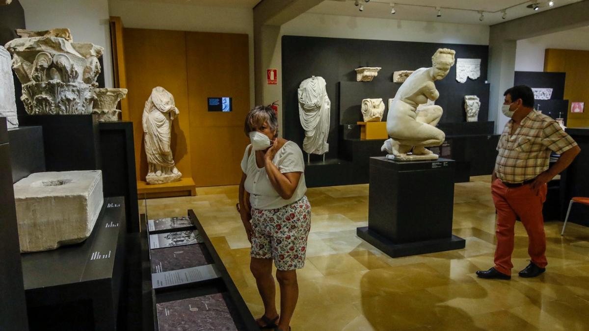 Dos turistas visitando el Museo Arqueológico de Córdoba