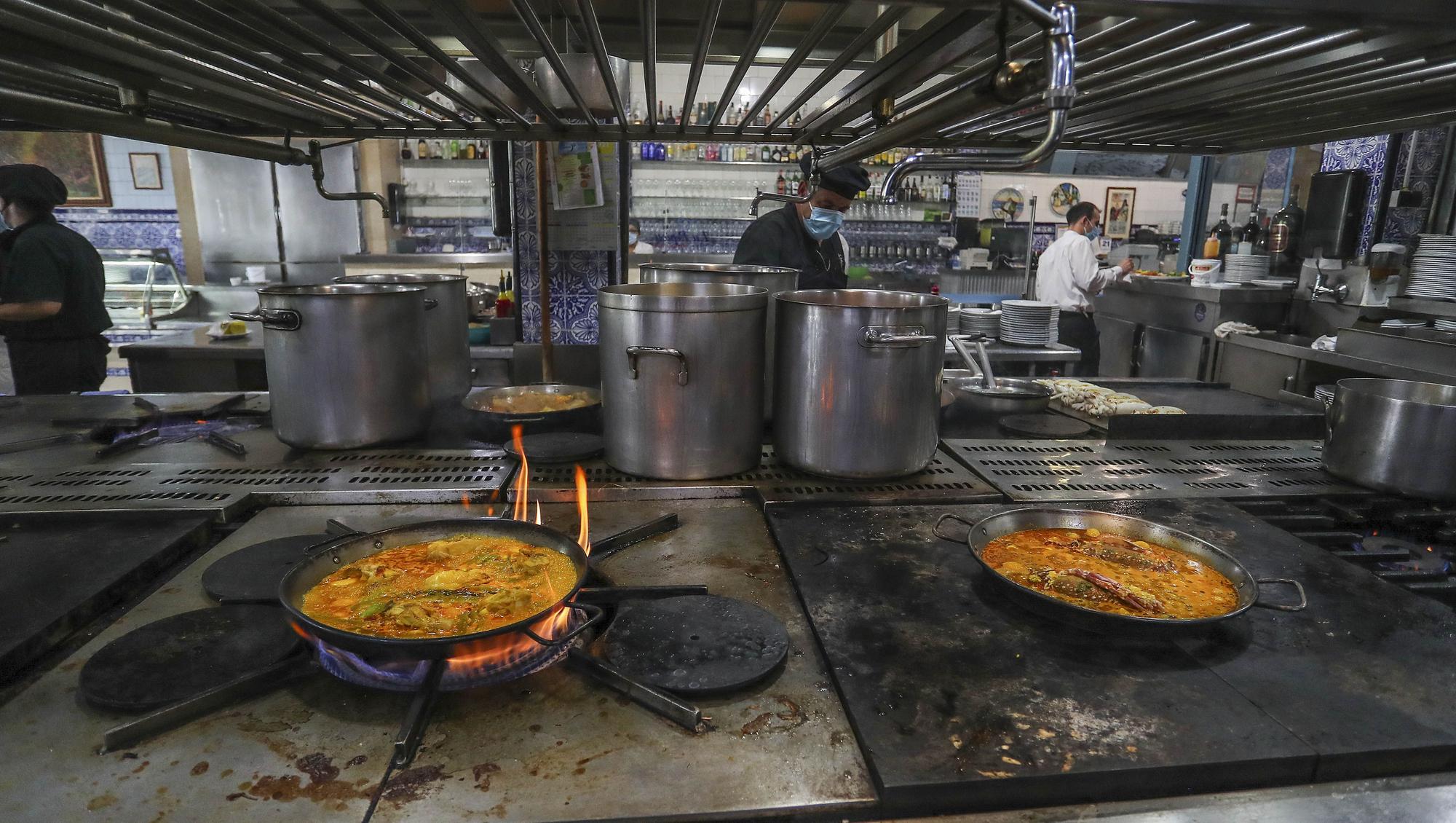 Una jornada de servicio en uno de los bastiones de la paella: La Pepica