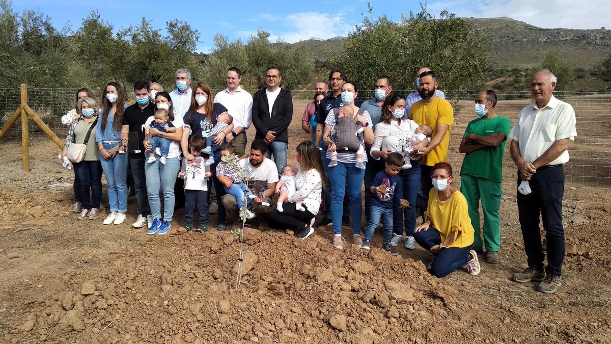 Asistentes a la primera plantación de árboles de la iniciativa de Almazaras de la Subbética.