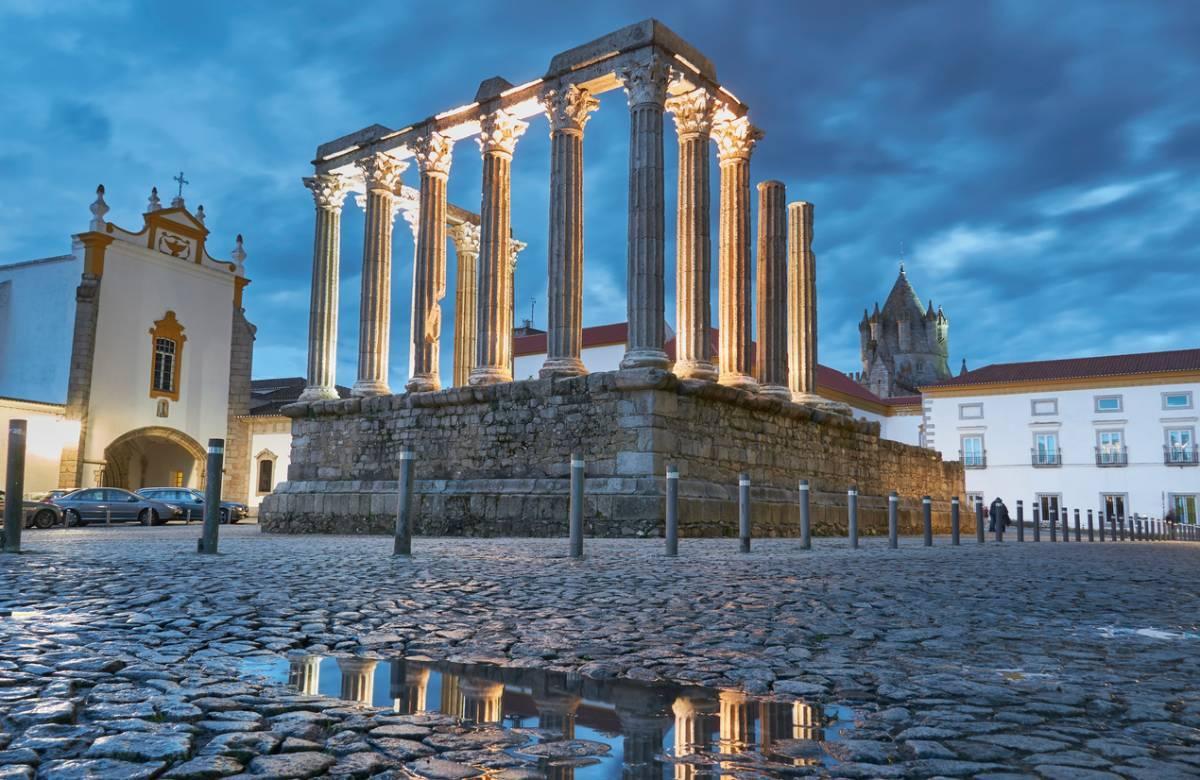 El templo romano y la catedral de Evora, Portugal