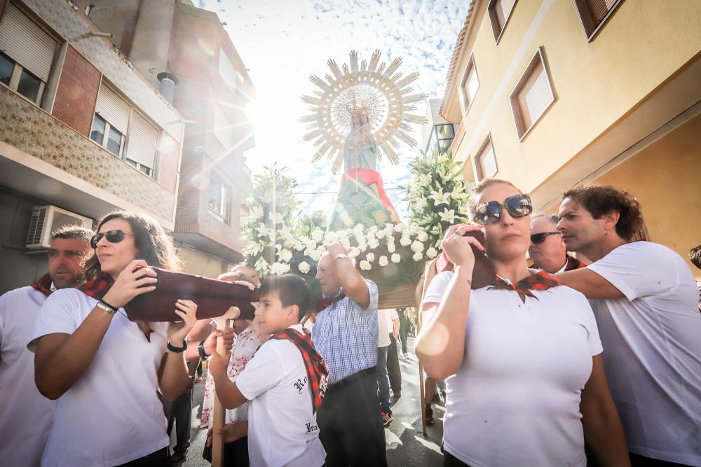 Benejúzar ha acogido el traslado de la patrona desde su santuario y un acto de homenaje a la Señera, en el día de la Comunidad Valenciana