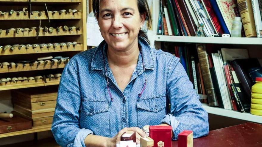 Dolores Díaz Gállego, con el ejemplar ganador y otras de sus obras, en su taller.