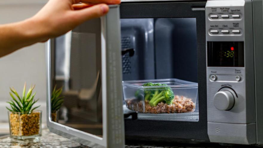 Los alimentos que no debes calentar en el microondas