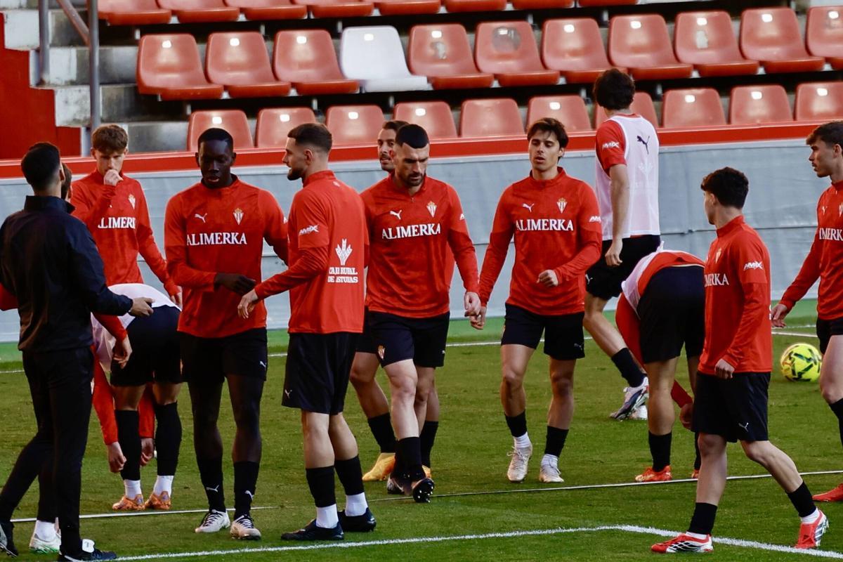 Jugadores del Sporting, en El Molinón.