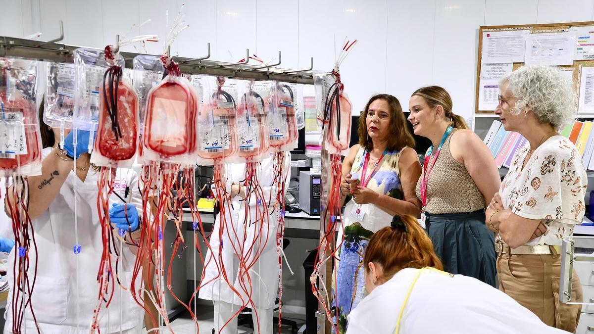 La presidenta del Govern y la consellera conocen el funcionamiento y los procesos de trabajo del Banco de Sangre y Tejidos durante la visita a sus instalaciones.