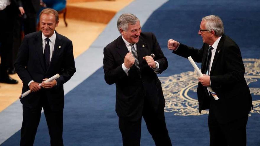 Por la izquierda: Donald Tusk, Antonio Tajani y Jean Claude Juncker, tras recibir el premio de la Concordia.