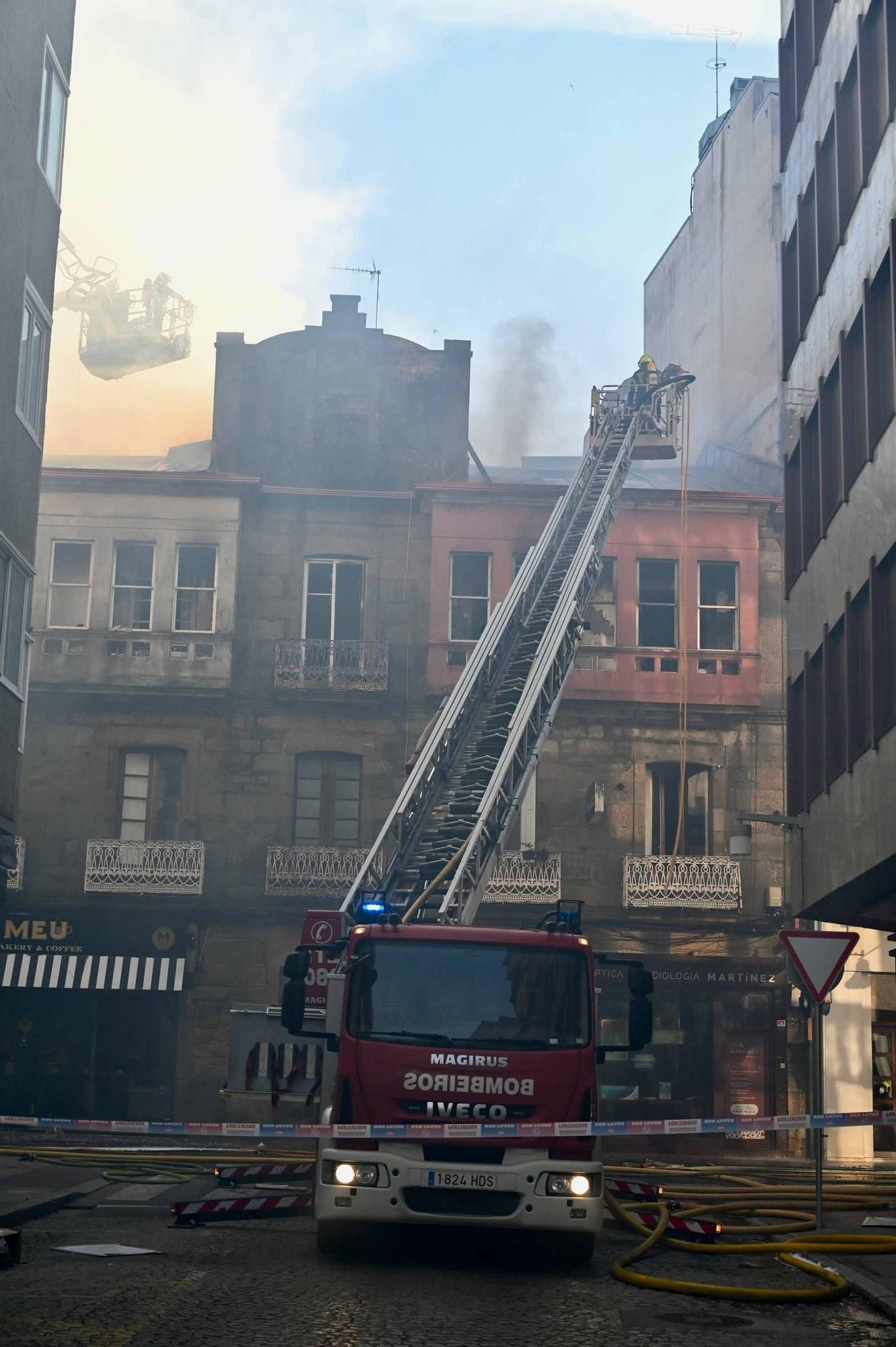 Dieciocho desalojados por el incendio de un edificio en el centro de Pontevedra