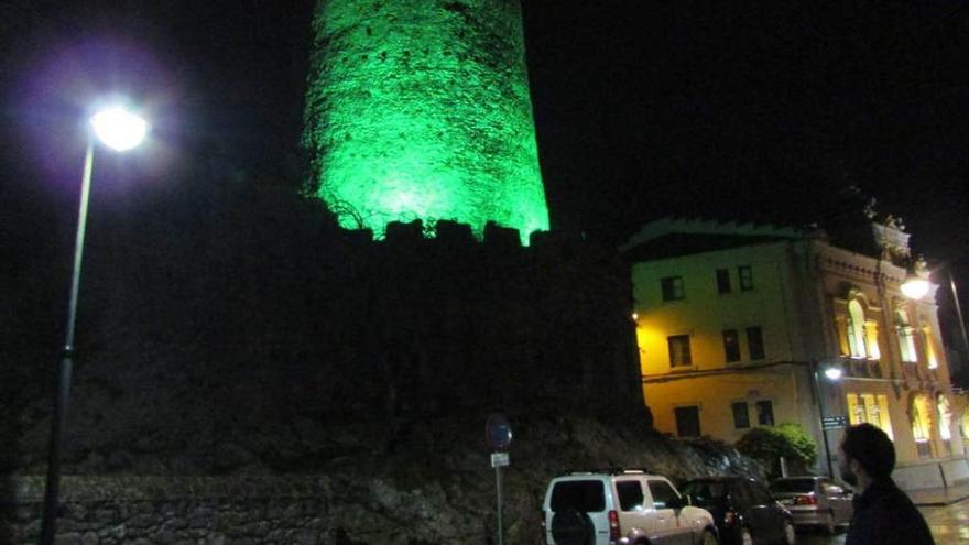 La Torre, iluminada de verde.