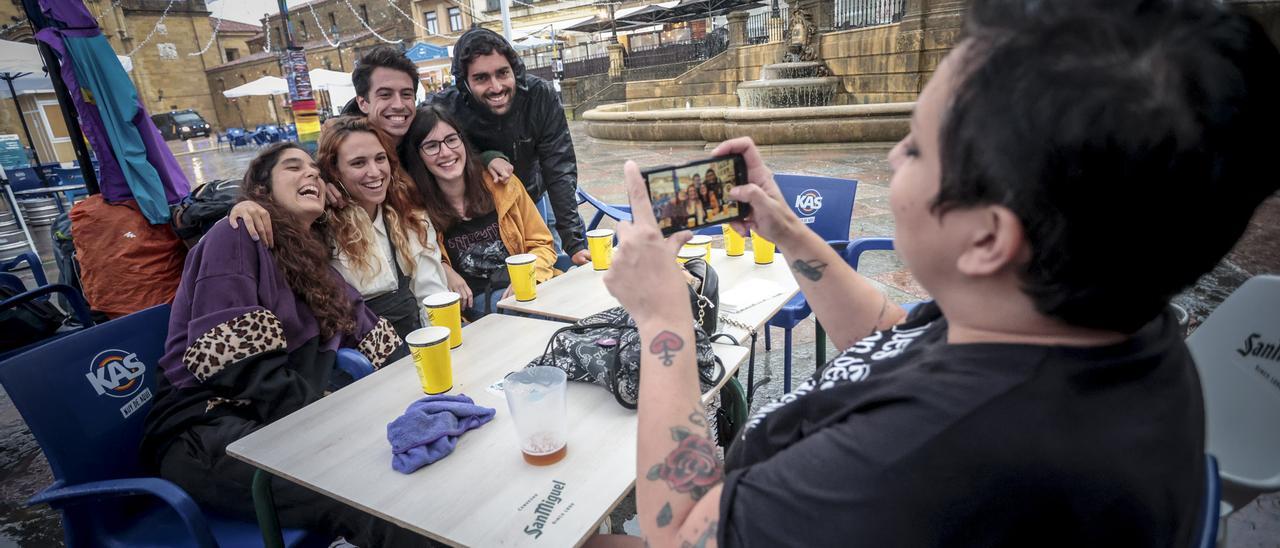 Ambiente en la plaza de la Catedral de Oviedo