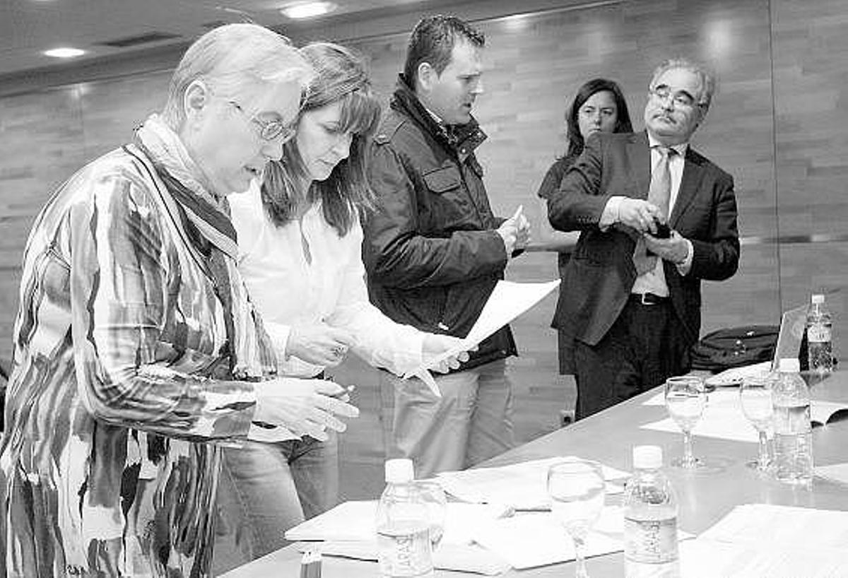 Varios integrantes del patronato de la Fundación Grande Covián, ayer, en el Hospital de Arriondas.