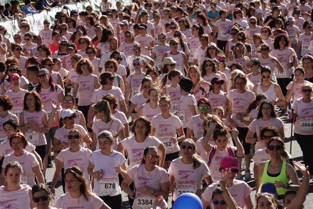 Participantes en la carrera de mujeres contra el cáncer.