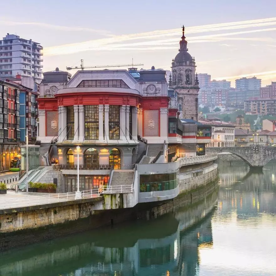 Ni Burdeos, ni Lyon: el mercado cubierto más grande de Europa está en el norte de España, figura en el libro Guinness y se asoma a una preciosa ría