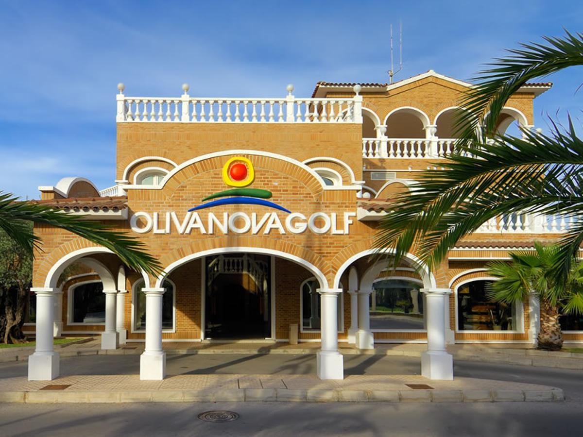 El campo de golf de Olivana Nova está diseñado por el célebre Severiano Ballesteros.