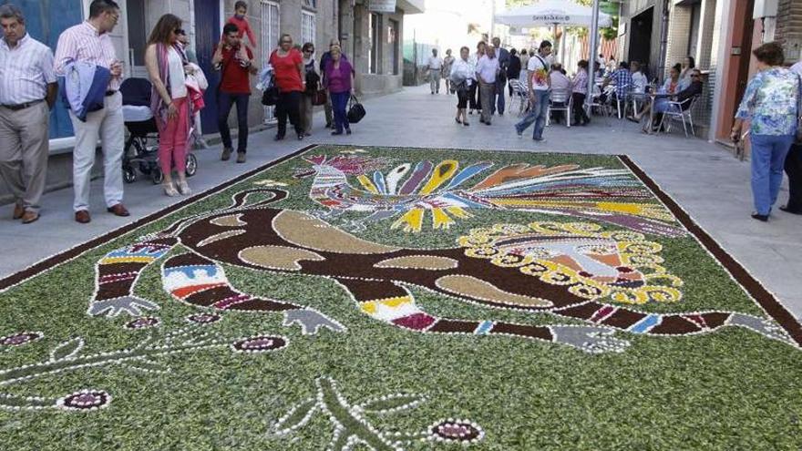 Una alfombra floral para el Corpus realizada por los vecinos en la calle Eduardo Vincenti.